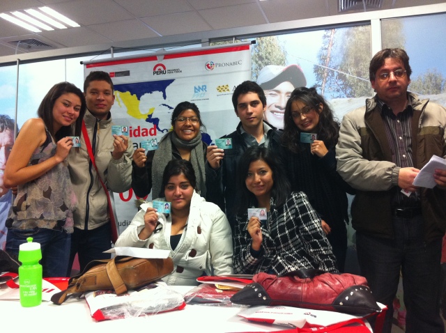 Primer grupo de becario llegó a Lima y se reunió en PRONABEC